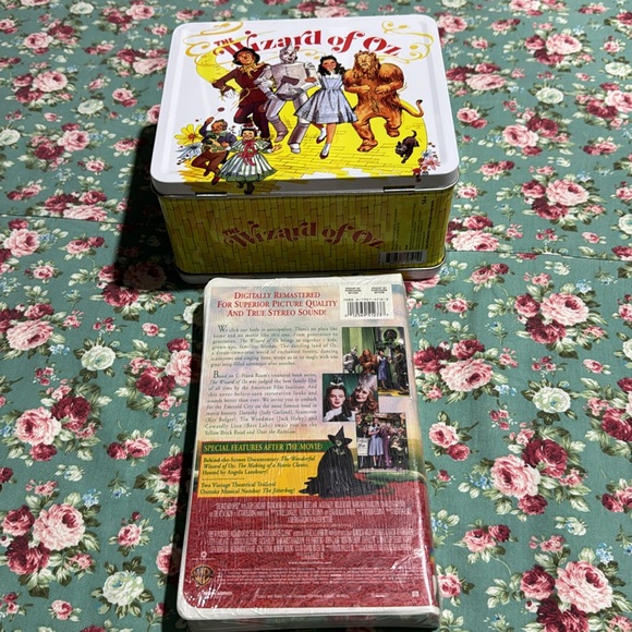 The Wizard of Oz! Lunchbox, DVD, & VHS! Movies are sealed. Excellent condition💫 - Picture 4 of 16